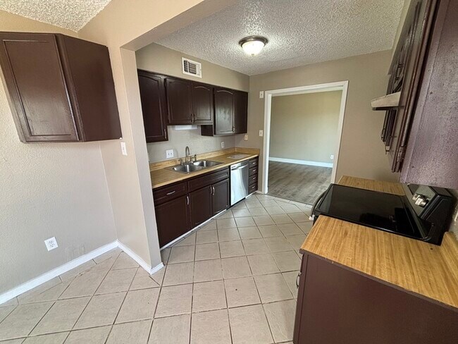 Building Photo - 3 bed 2 bath home