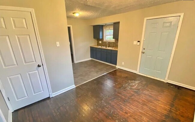 Building Photo - 2624 E 17th St