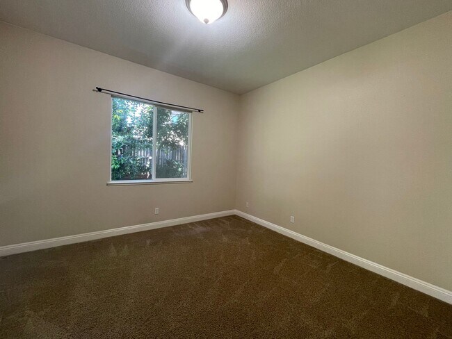 Building Photo - Stunning 4-Bedroom Home in Prime Folsom Location
