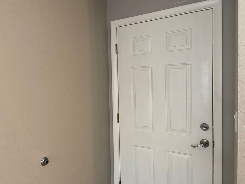 Building Photo - 2693 E Oakleaf Dr