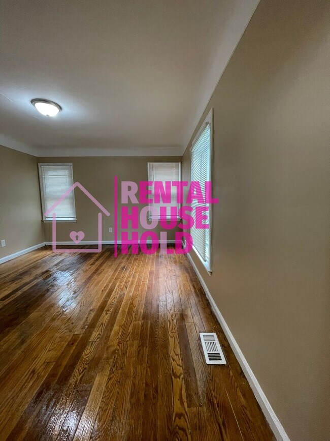 Building Photo - Security Deposit Slashed just $500~ 3 BEDR...