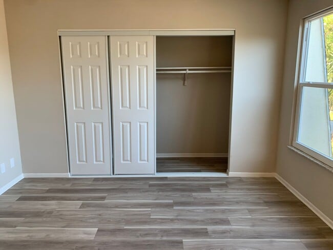 Building Photo - 2 Bedroom 1.5 Bath 2 Story Townhouse