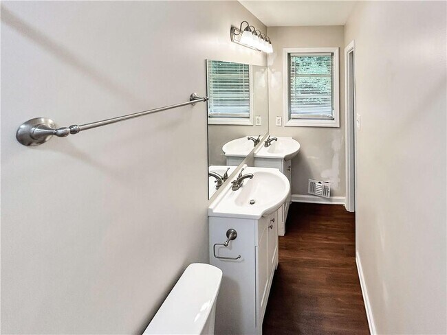 Building Photo - 4239 Pinetree Dr
