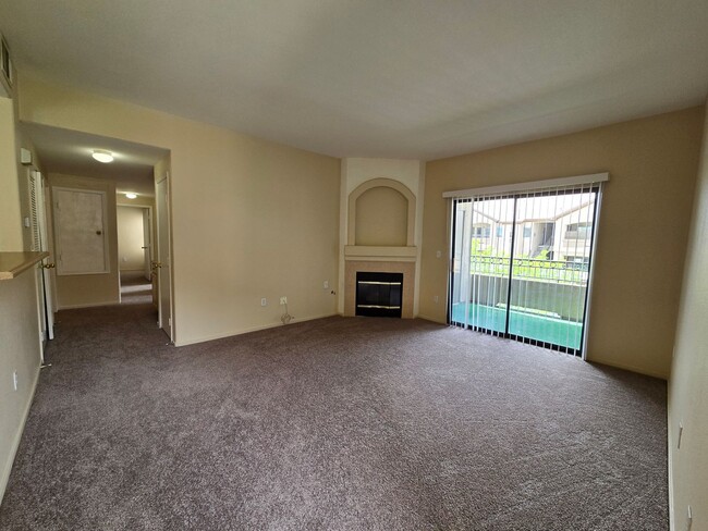 Building Photo - A Charming 3 Bedroom upstairs unit in NW L...