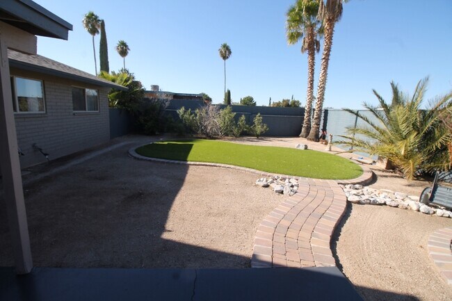 Building Photo - 8615 E Bellevue Pl