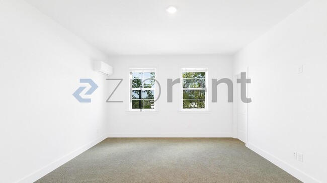 Building Photo - Unit