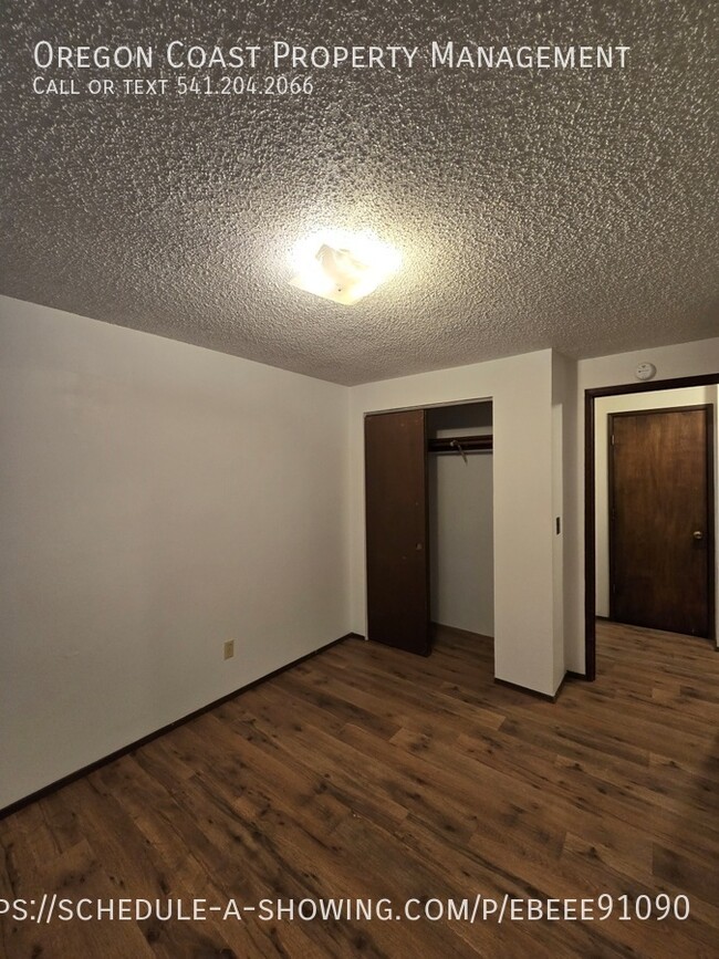 Building Photo - 2bed/1 Bath Lower Level Unit