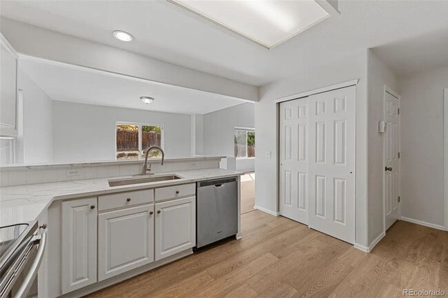 Building Photo - Newly Remodeled 3 Bed/3 Bath in Aurora.