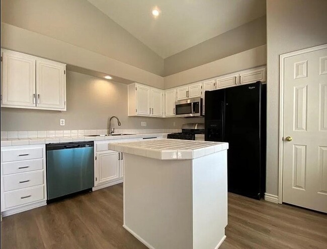 Building Photo - 9317 Mountain Rise Ave