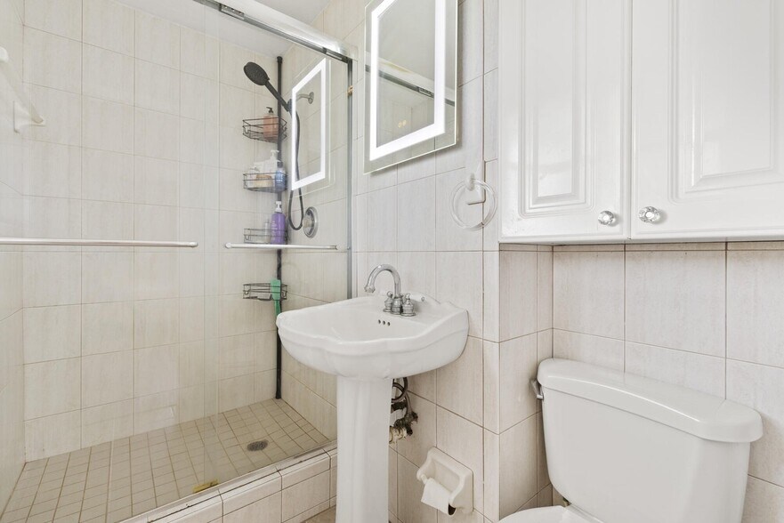 Building Photo - 6918 Tradewind Way