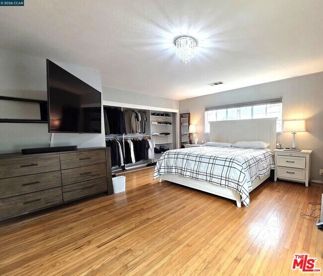 Building Photo - 2068 Revere Dr