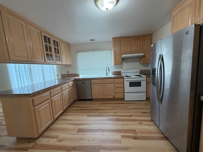 Building Photo - Welcome to this stunning 4 bedroom 2.5 bathroom home located in Fremont