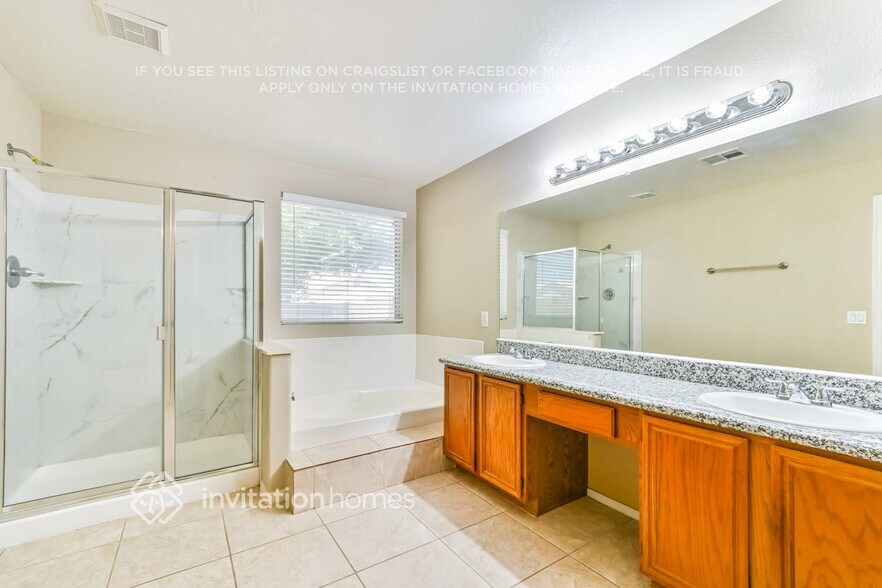 Building Photo - 706 S Golden Key St