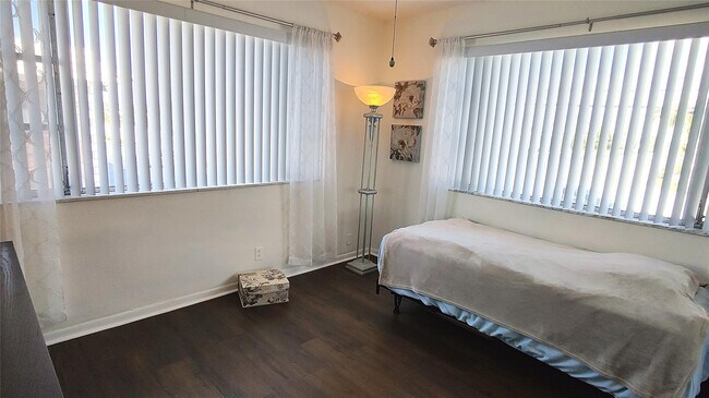 Building Photo - 412 S Cypress Rd