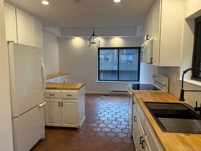 Building Photo - 15 Old Field