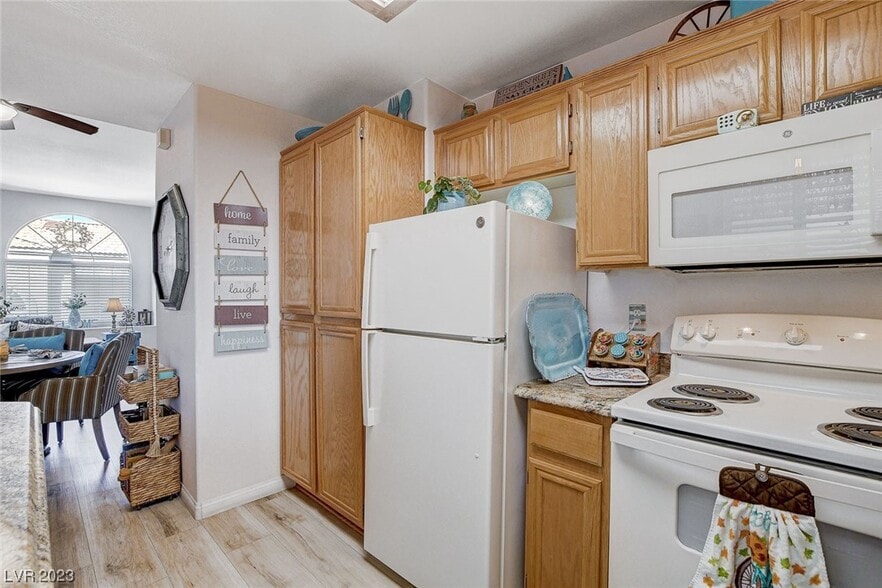 Kitchen - 3125 N Buffalo Dr