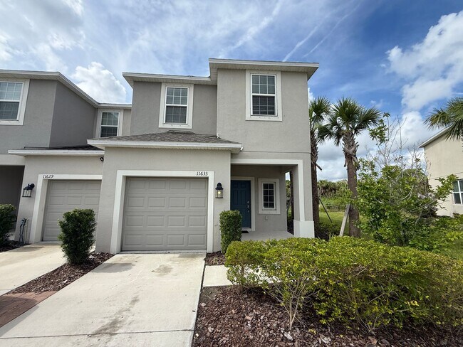 Building Photo - 3 Bedroom 2.5 Bath Townhouse W/1 Car garag...