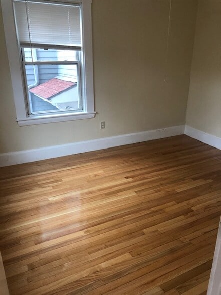 Primary Photo - 19 Bay St