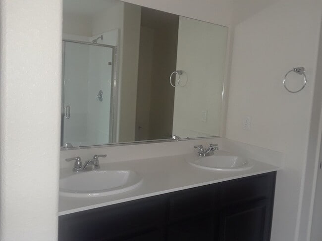 Building Photo - Centrally Located 3 Bedroom, 2.5 bath in gated community of Elk Grove