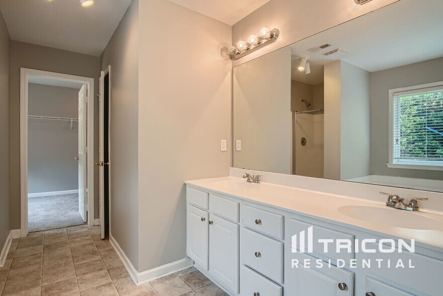 Building Photo - 8122 Valley Ridge Dr