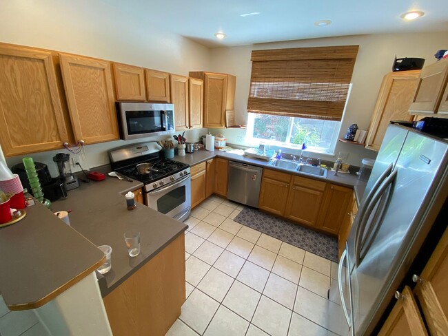 Building Photo - Three Bedroom Town Home with Two-Car Garage