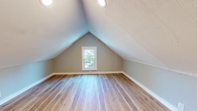Building Photo - 3 Bed Single Family with Huge Kitchen and ...