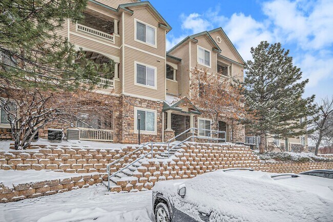 Building Photo - Updated 2 Bed 2 Bath Condo with One Car Garage in Littleton!
