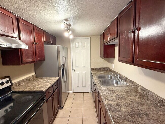 Building Photo - 5244 W Lynwood St