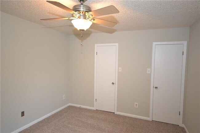 Building Photo - 402 Greenwood Dr