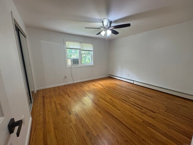 Building Photo - 294 Robin St