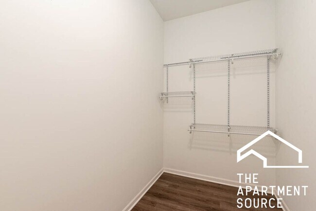 Building Photo - South Loop 3 bed 2 bath -- Updated Kitchen, LARGEST Floorplan in the building