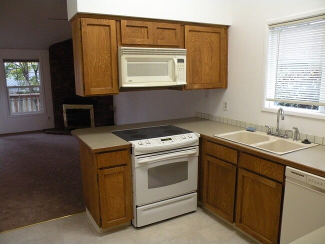 Building Photo - 15177 SW Barcelona Way
