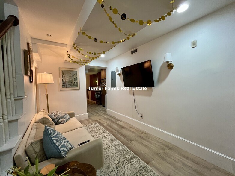 Building Photo - 64 Louis Prang St