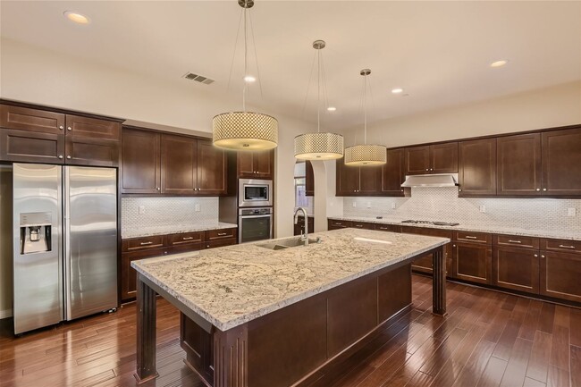 Building Photo - Don't miss out on this 4 Bedroom/ 4.5 Bath...