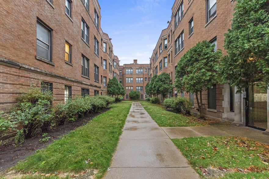 Primary Photo - 1361 W Estes Ave