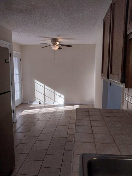 Building Photo - 106 Car Mol Dr