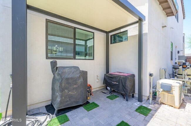 Building Photo - 1221 E Paseo Way