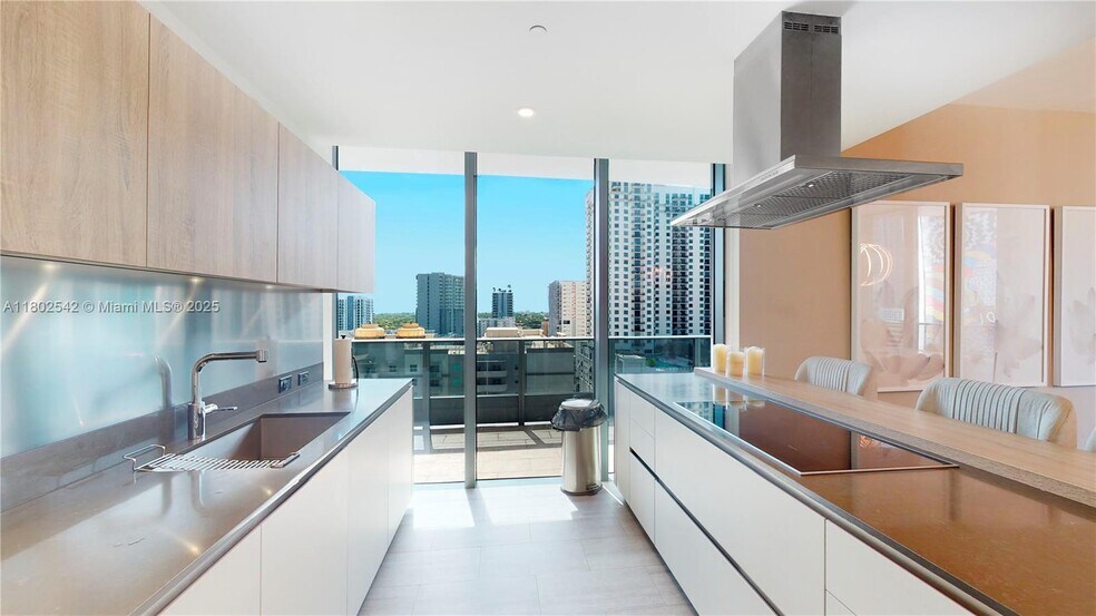Building Photo - 1000 Brickell Plz