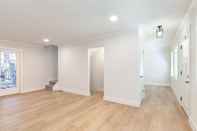 Building Photo - 3bd/3ba Home w/ Fully Fenced Backyard and Deck!