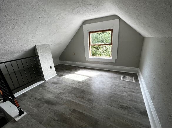 Building Photo - 1301 E 7th St