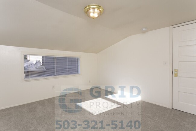 Building Photo - Two Bedroom Apartment Available in Milwaukie!