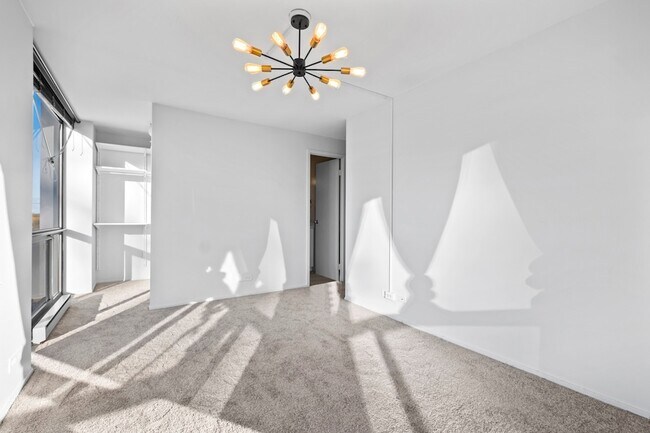 Building Photo - 4343 N Clarendon Ave