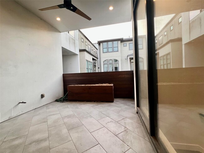 Building Photo - 2322 Camden Dr