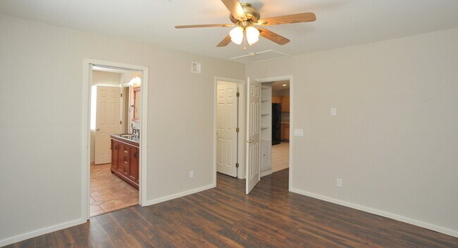 Building Photo - Large 1/4 Acre Lot w/NO CARPET