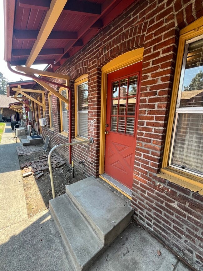 Building Photo - Historic Downtown Bend 1 Bed/1 Bath Unit - Harriman Street