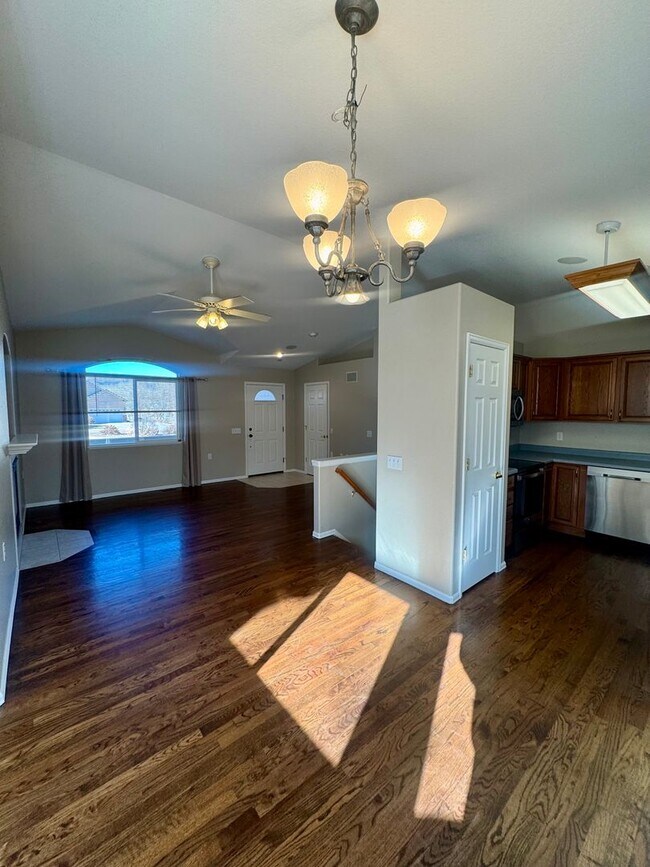 Building Photo - Beautiful home in with Stunning Mountain Views