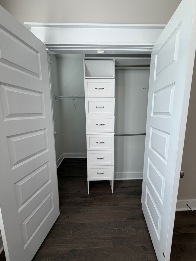 Building Photo - Midtown Townhouse