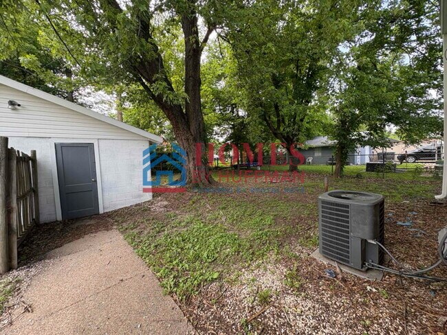 Building Photo - Three Bedroom House | Detached Garage
