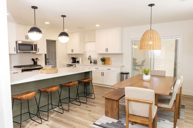 Building Photo - Beautiful Lake Havasau Home