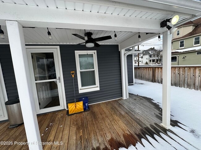 Building Photo - 548 Main St